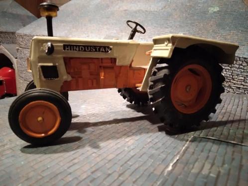Hindoestaanse tractor van het merk Maxwell uit de jaren 70, Hobby en Vrije tijd, Modelauto's | 1:32, Gebruikt, Tractor of Landbouw