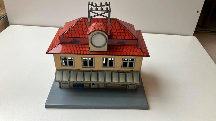 Blikken stationsgebouw - Made in U.S. Zone Germany, Hobby en Vrije tijd, Modeltreinen | Overige schalen, Zo goed als nieuw, Ophalen