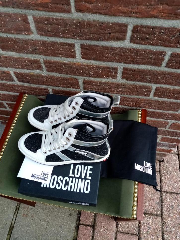 Dames sneakers Mt35 Moschino, Kleding | Dames, Schoenen, Nieuw, Sneakers, Wit, Ophalen of Verzenden