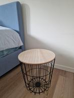 Bijzettafel zwart metaal met houten deksel, Huis en Inrichting, Tafels | Bijzettafels, Ophalen, Zo goed als nieuw