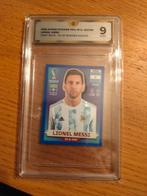 Lionel Messi Panini WK Qatar blauwe rand graded 9, Ophalen of Verzenden, Zo goed als nieuw