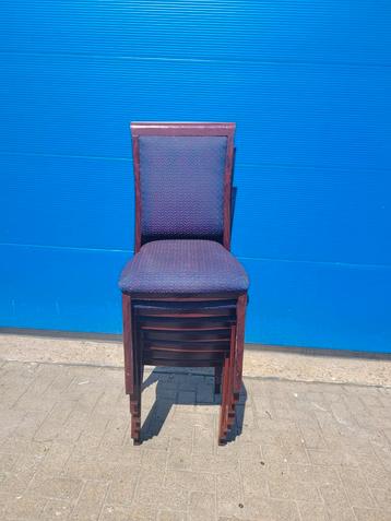 Grote partij stapelstoelen lot donkerblauwe stoelen