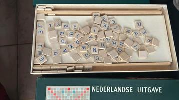 Scrabble nerlandais 102 pions en bois beschikbaar voor biedingen