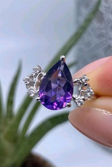 Zeer mooie sterling zilveren ring met grote amethist  beschikbaar voor biedingen