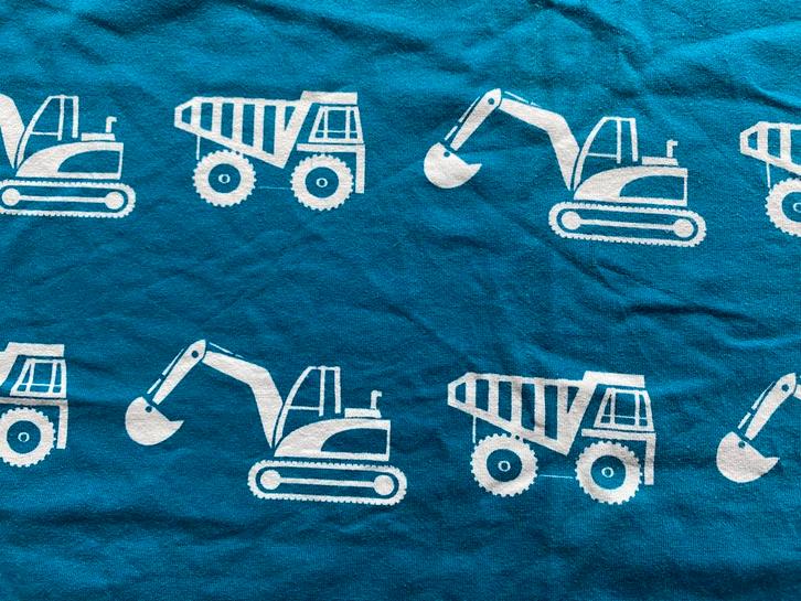 Petrolblauwe tricot met werkvoertuigen 93 x 43 cm, Hobby en Vrije tijd, Stoffen en Lappen, Zo goed als nieuw, Overige materialen