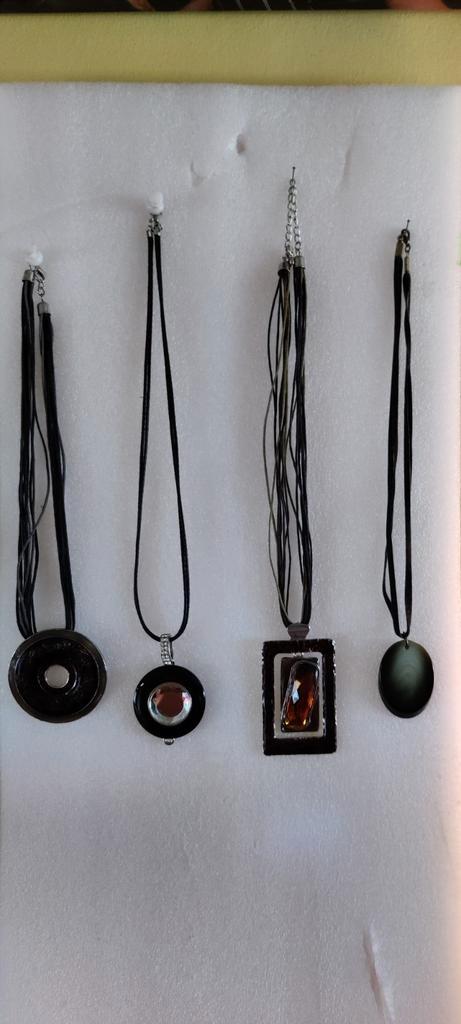Halskettingen touwtjes, Handtassen en Accessoires, Kettingen, Zo goed als nieuw, Kunststof, Zwart, Ophalen of Verzenden