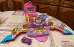 Polly Pocket huis/complex,4 popjes,2 hondjes,1 autootje., Ophalen of Verzenden, Gebruikt