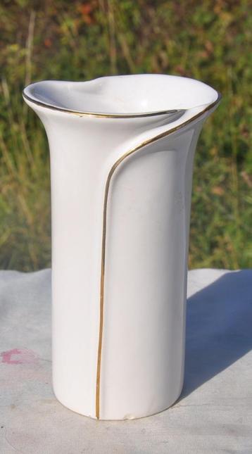 vase en faience blanche ligne or  beschikbaar voor biedingen