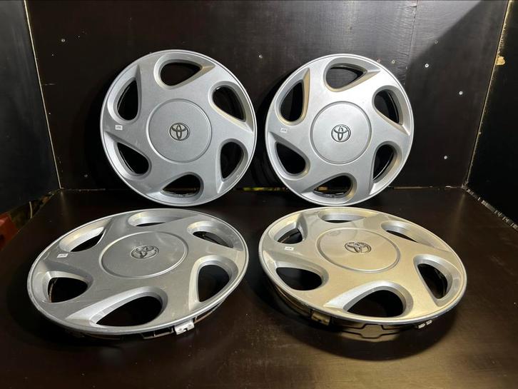 4 wieldoppen Toyota Corolla Auris Verso Yaris Aygo 15", Auto diversen, Wieldoppen, Gebruikt, Ophalen of Verzenden