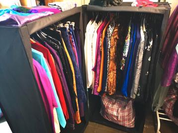 Lot d'environ 250 vêtements femme  beschikbaar voor biedingen