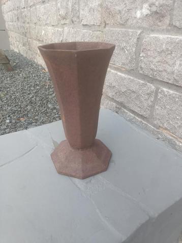 Zware gietijzeren vaas / hoogte: 25 cm / diameter : 13 cm beschikbaar voor biedingen
