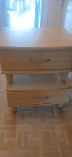 Deux tables de nuits couleur bois clair