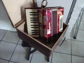 Gebruikt: Weltmeister accordeon 32 knops, als decoratie. beschikbaar voor biedingen