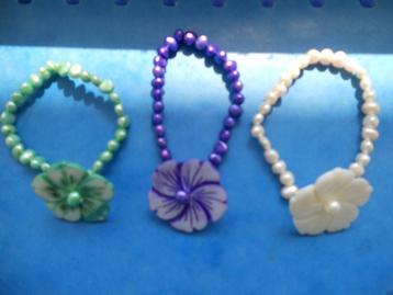 Bracelets perles et fleur nacrée blanche ou verte ou mauve