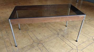 Vintage salontafel met bruin glas beschikbaar voor biedingen