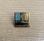 PIN - RAYMOND LOEWY - CITE SCOLAIRE, Verzenden, Gebruikt, Overige onderwerpen, Speldje of Pin