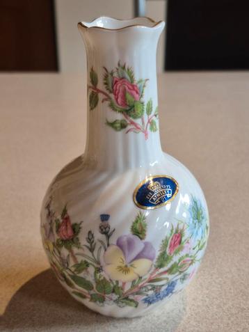 Aynsley wit porselein vaasje met bloemen beschikbaar voor biedingen