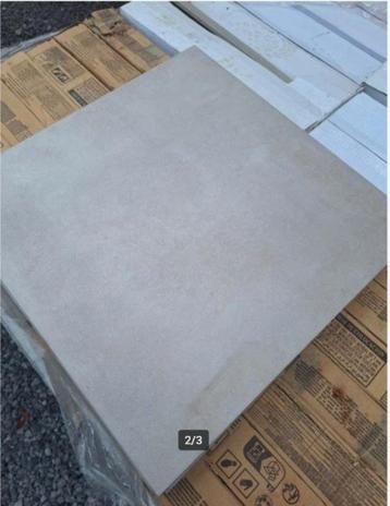 Lichtgrijze volkeramische tegel + plinten beschikbaar voor biedingen