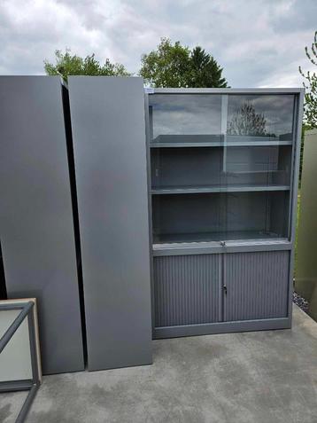 Metalen raam met schuifluik  beschikbaar voor biedingen