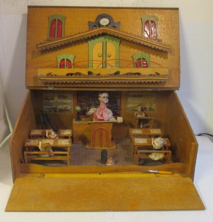 antieke automaat schooltje porseleinen poppetjes, Antiek en Kunst, Antiek | Speelgoed, Ophalen