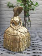 Cloche antique en cuivre dame victorienne + chapeau 13cm, Enlèvement ou Envoi, Cuivre
