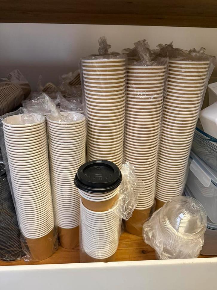 Take-away koffiebekers met deksel 1000 stuks per maat, Doe-het-zelf en Bouw, Kratten en Dozen, Zo goed als nieuw, Ophalen