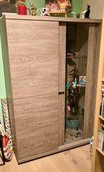 Vitrinekast met oplichtende glazen lades, Enlèvement