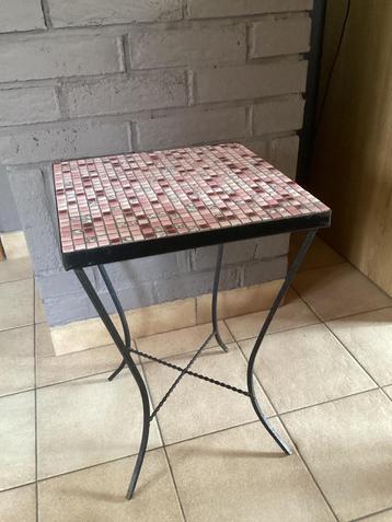 Vintage bijzettafeltje in mozaiek. beschikbaar voor biedingen