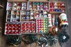 110 kerstballen + piek + 3 kaarsen + 4 snoeren (jaren 50-70), Diversen, Kerst, Ophalen of Verzenden, Gebruikt