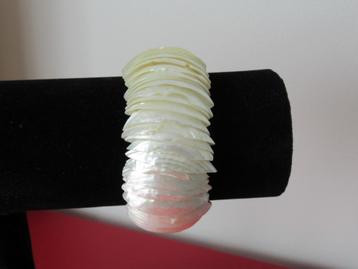 armband-parelmoer-schelpjes-boho-op elastiek-VINTAGE beschikbaar voor biedingen