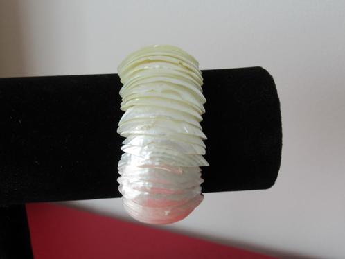armband-parelmoer-schelpjes-boho-op elastiek-VINTAGE, Handtassen en Accessoires, Antieke sieraden, Armband, Ophalen of Verzenden