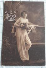 Oude postkaart CHOCOLAT L'AIGLON / BRUID MET BLOEMEN / niet, Verzamelen, Klederdracht, Ongelopen, Ophalen of Verzenden, Voor 1920