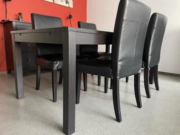 Zwarte houten eettafel met 4 leren stoelen beschikbaar voor biedingen
