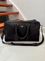 Prada Re-Nylon Duffle Bag / Tas met Logoplakkaat, 40 tot 60 cm, 20 tot 30 cm, Zwart, Minder dan 35 cm