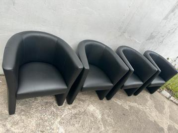 90€4 Zwarte stoelen in topstaat. beschikbaar voor biedingen