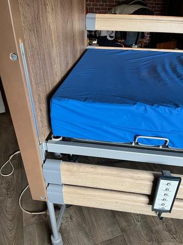 Lit médicalisé avec matelas anti-escarres et potence beschikbaar voor biedingen