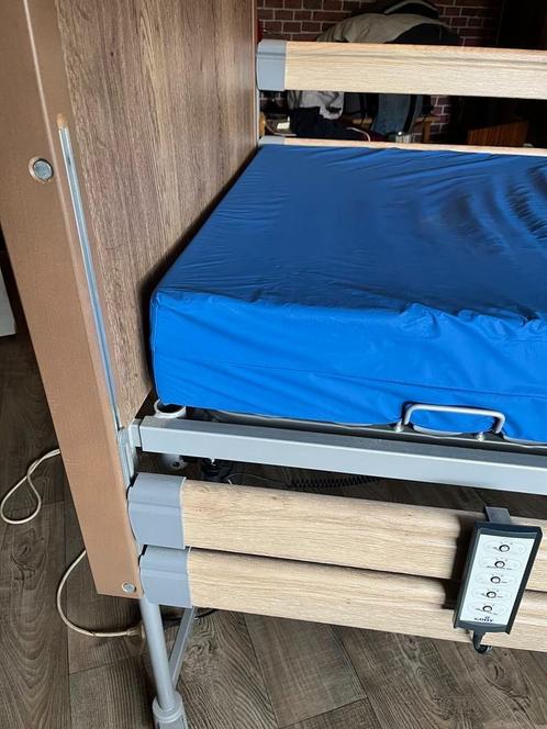 Lit médicalisé avec matelas anti-escarres et potence, Diversen, Verpleegmiddelen, Zo goed als nieuw, Ophalen