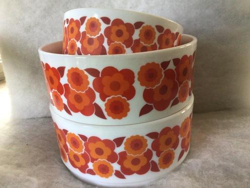Arcopal. Lotus. 3 ronde kommen. Oranje bloemen. 21,5-17 cm, Huis en Inrichting, Keuken | Servies, Kom(men), Ophalen of Verzenden