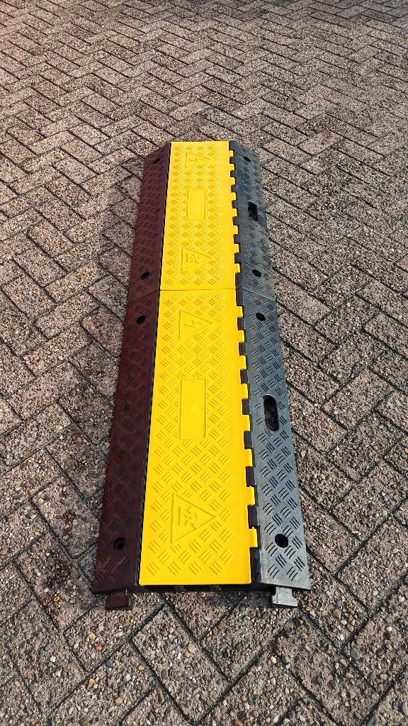 Pont de câbles caoutchouc 3 canaux – 900×500×70 mm, Bricolage & Construction, Électricité & Câbles, Neuf, Autres types, Enlèvement