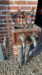 Oude antieken pomp met kranen (lood), Antiek en Kunst, Ophalen