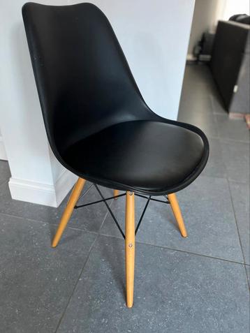 Chaises type Eames 4X beschikbaar voor biedingen