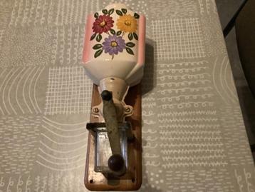 Oude koffiemolen  beschikbaar voor biedingen