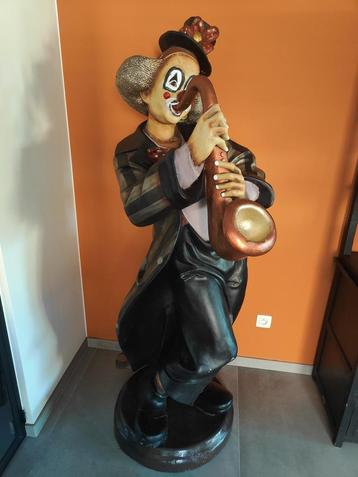 Grote clown met saxofoon beschikbaar voor biedingen