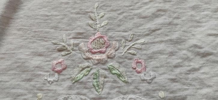 Geborduurd tafelkleed om weg te geven, Huis en Inrichting, Tafelkleden, Gebruikt, Ophalen