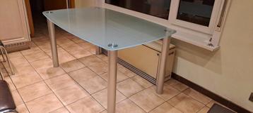 Tafel in glas beschikbaar voor biedingen