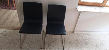 2 eetkamerstoelen  beschikbaar voor biedingen