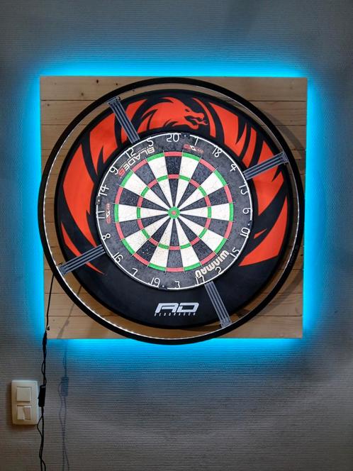 Dartwall hangend met kleurverlichting (dartkast / dartwand), Sport en Fitness, Darts, Nieuw, Overige typen, Ophalen of Verzenden
