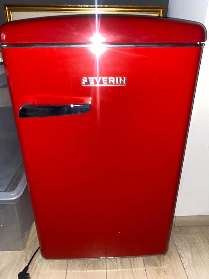 SEVERIN koelkast A+++ – retro rood, Elektronische apparatuur, Koelkasten en IJskasten, Gebruikt, Met aparte vriezer, 75 tot 100 liter