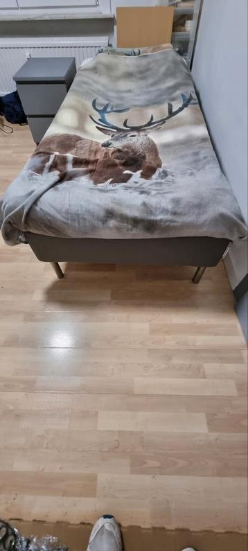 Lit neuf une personne sommier + matelas + table de nuit, Enlèvement, Comme neuf