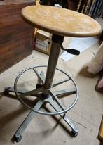 Vintage industriële kruk. Met houten zitting., Huis en Inrichting, Ophalen, Zo goed als nieuw